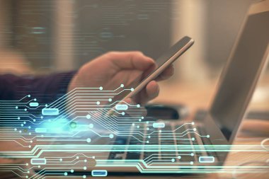 Dijital bir cihaz ve veri temalı çizim kullanan bir adamın el ele tutuşması. Yenilik kavramı.