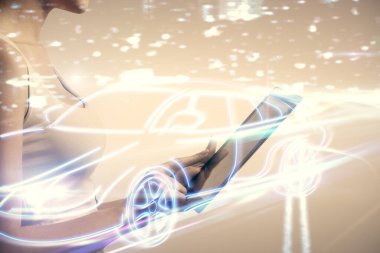Otomobil ikonu hologramının iki katına çıkarılması ve kadının mobil bir cihaz kullanması. Teknoloji konsepti.