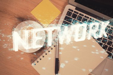 Çalışma masası arkaplanının üstünde bilgisayarla hologram çizen veriye çifte maruz kalma. Ai kavramı.