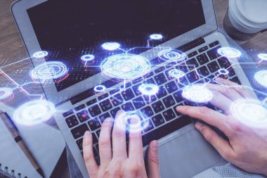 İnsan elinin bilgisayar klavyesi ve sosyal ağ temalı hologram çizimlerinin üzerine iki kez yazı yazması. Üst Manzara. İnsanlar web konseptini bağlar.