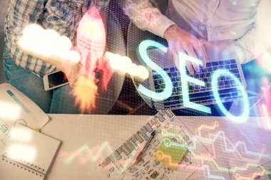 SEO hologram çizimleri ve birlikte çalışan kadın ve erkeğin çifte pozu. Arama motoru konsepti. Bilgisayar arkaplanı. Üst Görünüm.