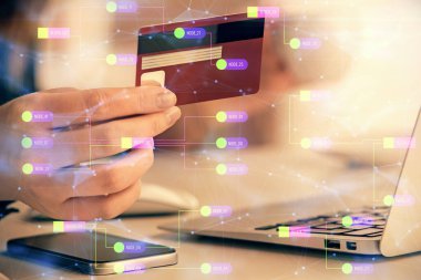 Kredi kartı ve veri temalı hologram çizimi tutan bir kadının online alışverişine iki kez maruz kalışı. E-ticaret kavramı.