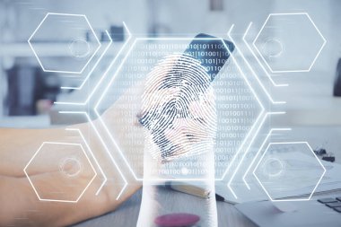 Dijital bir cihaz ve parmak izi hologramı kullanarak insanın elini tutarken çift pozlama. Güvenlik kavramı.