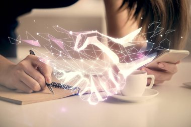 El sıkışma hologramına çifte maruz kalma ve mobil cihaz kullanan bir kadın. Ortaklık kavramı.