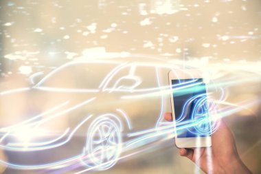 Otomobil ikonu hologramının iki katına çıkarılması ve kadının mobil bir cihaz kullanması. Teknoloji konsepti.
