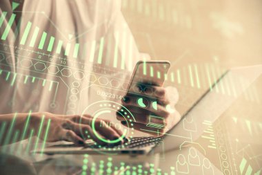 Teknoloji ikonu hologramına çift pozlama ve mobil cihaz kullanan bir kadın. Teknoloji konsepti.