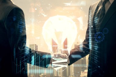 Ampul hologramı ve iki adamın tokalaşması iki kez görülebilir. Fikir kavramı.