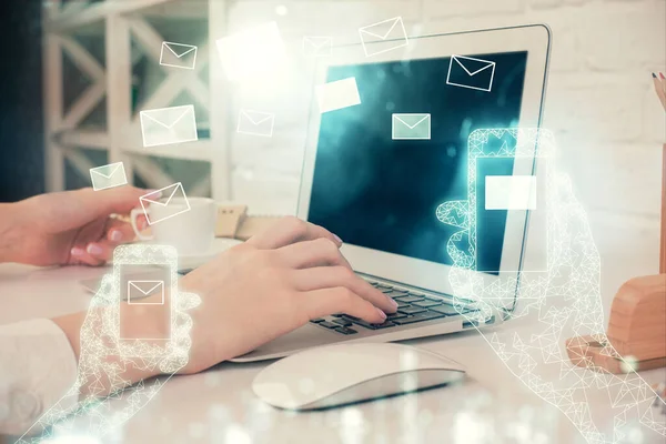 Doppia Esposizione Delle Mani Della Donna Digitando Sul Computer Volando — Foto Stock