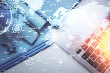 Masaüstü arkaplanındaki bilgisayar üzerinden sosyal ağ hologramı çizimleri. Üst Manzara. Çoklu maruz kalma. İnsanlarla bağlantı kavramı.