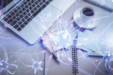 Masaüstü arkaplanındaki bilgisayarın üzerinde nöron hologramı çizimleri. Üst Manzara. Çoklu maruz kalma. Eğitim kavramı.