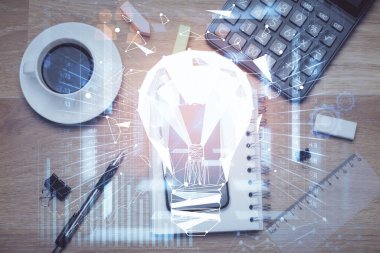 Ampulü telefonla masanın üzerine çizerken çift pozlama. Üst Manzara. Fikir kavramı.