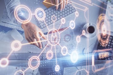 İnsan elinin bilgisayar klavyesi ve sosyal ağ temalı hologram çizimlerinin üzerine iki kez yazı yazması. Üst Manzara. İnsanlar web konseptini bağlar.
