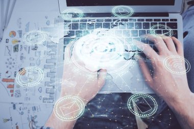 İnsan elinin bilgisayar klavyesi ve sosyal ağ temalı hologram çizimlerinin üzerine iki kez yazı yazması. Üst Manzara. İnsanlar web konseptini bağlar.