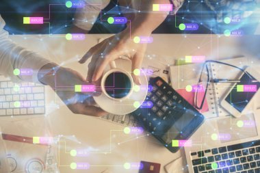 Kadın ve erkeğin birlikte çalışması ve veri temalı hologram çizimi. Bilgisayar arkaplanı. Üst Görünüm.