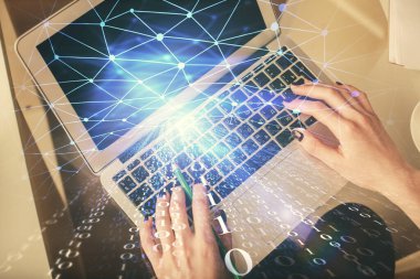 Bilgisayar ve veri temalı hologram çizimlerinde çalışan kadın elleri çift pozlama. Üst Manzara. Teknoloji konsepti.