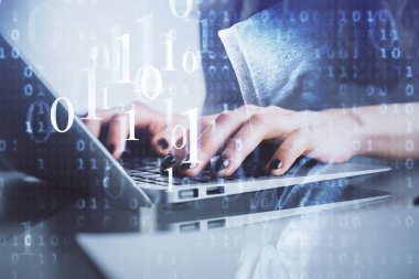 Bilgisayar ve veri temalı hologram çizimlerinde çalışan kadın elleri çift pozlama. Teknoloji kavramı.