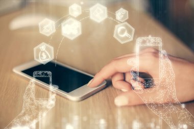 Teknoloji ikonu hologramına çift pozlama ve mobil cihaz kullanan bir kadın. Teknoloji konsepti.