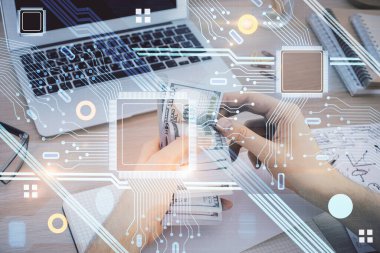 Teknolojiye çoklu maruz kalma hologram, dolar banknotları ve insan eli. Veri kavramı