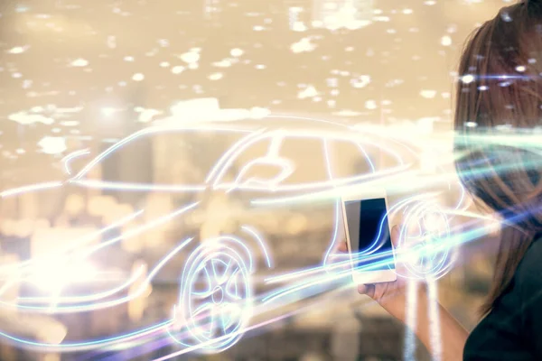 Otomobil Ikonu Hologramının Iki Katına Çıkarılması Kadının Mobil Bir Cihaz — Stok fotoğraf