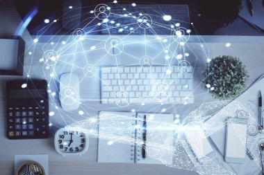 Masaüstü arkaplanındaki bilgisayar üzerinden sosyal ağ hologramı çizimleri. Üst Manzara. Çoklu maruz kalma. İnsanlarla bağlantı kavramı.