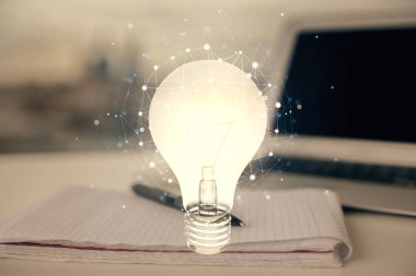 Ampul çizimi ve açık defter arka planlı masa pozu. Fikir kavramı