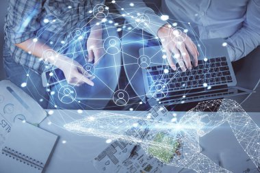 Kadın ve erkeğin birlikte çalıştığı çifte pozlama ve sosyal ağ temalı hologram çizimi. Bilgisayar arkaplanı. konsept bağlanıyor. Üst Görünüm.