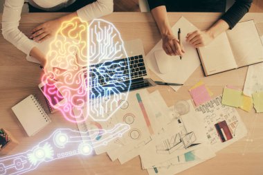 Bilgisayar ve insan beyin hologramı çizimleri üzerinde çalışan bir kadının çifte pozu. Üst Manzara. Ai kavramı.