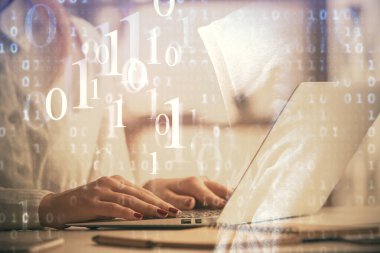 Bilgisayar ve veri temalı hologram çizimleri üzerinde çalışan kadın ellerine çok fazla maruz kalma. Teknoloji kavramı.