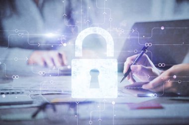 Bilgisayarda çalışan ve hologram çizimlerini kilitleyen kadın elleri çift pozlama. Güvenlik kavramı.