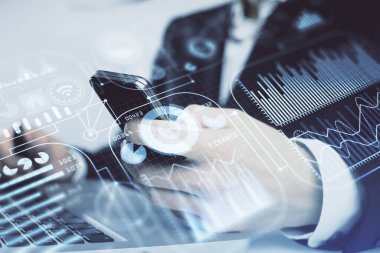 Dijital bir cihaz ve teknoloji temalı hologram çizimi kullanarak insanın elini tutarken çift pozlama. Teknoloji konsepti.