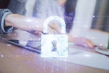 Kilit hologramına çift pozlama ve kadın ve erkek birlikte çalışarak mobil bir cihaz kullanıyorlar. Güvenlik kavramı.