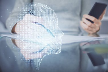 Beyin çizimine çift pozlama ve cep telefonu kullanan kadın hologramı..