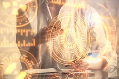 Teknoloji ikonu hologramına çift pozlama ve mobil cihaz kullanan bir kadın. Teknoloji konsepti.