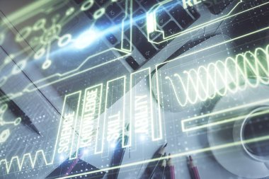 Masaüstü arkaplanındaki bilgisayar üzerinden eğitim hologramı çizimleri. Üst Manzara. Çoklu pozlama.