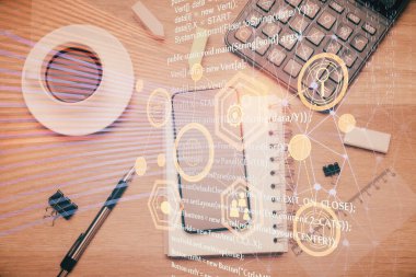 Çalışma masası üzerinde çoklu teknoloji temalı çizim. Üst Manzara. Küresel veri analiz kavramı.