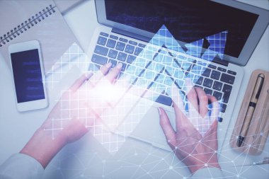 Bilgisayar ve ok hologramı çizimleri üzerinde çalışan kadın elleri çift pozlama. Üst Manzara. büyüme kavramı.
