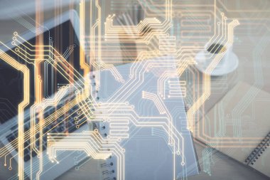 Bilgisayar ve teknoloji temalı çizimlerde kadın elinin çifte pozlanması. Yüksek Teknoloji kavramı.