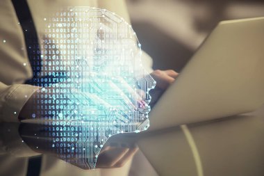 Bilgisayar ve insan beyin hologramı çizimleri üzerinde çalışan kadın ellerine çok maruz kaldı. Ai teknoloji konsepti.