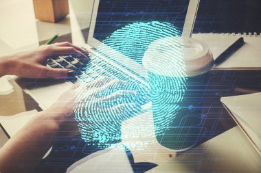 Bilgisayarda yazı yazan ve parmak izi çizimi yapan bir kadının ellerine iki kez maruz kalmış. Güvenlik kavramı.