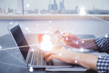 Elinde kredi kartı ve sosyal ağ temalı bir çizim tutan bir adamın çift pozu. Dijital finans ve E-ticaret kavramı.