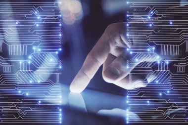 Dijital bir cihaz ve teknoloji temalı hologram çizimi kullanarak insanın elini tutarken çift pozlama. Teknoloji konsepti.