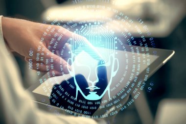 Bir adamın elini tutarken ve dijital bir cihaz ve beyin hologramı çizerken çift pozlama. Veri kavramı.