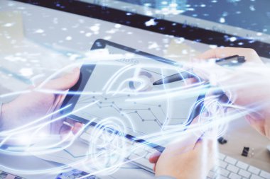 Dijital bir cihaz ve otomobil temalı hologram çizimi kullanarak insanın elini tutarken çift pozlama. Teknoloji konsepti.