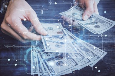 Teknolojiye çoklu maruz kalma hologram, dolar banknotları ve insan eli. Veri kavramı