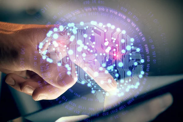 Bir Adamın Elini Tutarken Dijital Bir Cihaz Beyin Hologramı Çizerken — Stok fotoğraf