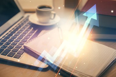 Masa arkasında kahve ve eşyalar olan çift katlı ok çizimi ve masaüstü görüntüsü. Büyüme kavramı.