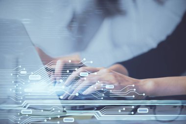 Bilgisayar ve veri temalı hologram çizimleri üzerinde çalışan kadın ellerine çok fazla maruz kalma. Teknoloji kavramı.