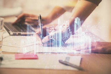 Bilgisayarda yazı yazan kadın elleri ve çizim yapan binalar. Akıllı şehir konsepti.