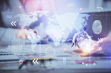 Bilgisayar ve dünya haritası çizimleri üzerinde çalışan kadın elleri çift pozlama. Uluslararası teknoloji sektörü konsepti.