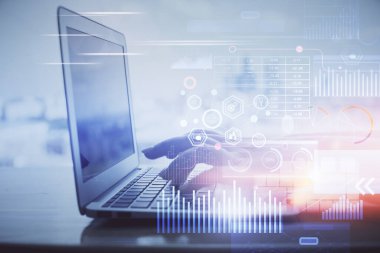 Bilgisayar ve veri temalı hologram çizimlerinde çalışan kadın elleri çift pozlama. Teknoloji kavramı.